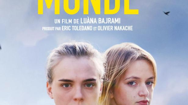 Das Filmplakat für „Notre Monde“ zeigt Albina Krasniqi und Elsa Mala vor blauem Himmel.