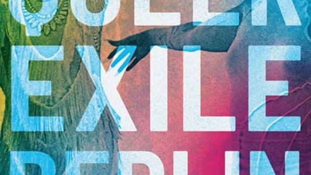 Das Filmplakat für „Queer Exile Berlin“ zeigt zwei Männer vor dem Hintergrund des Filmtitels.