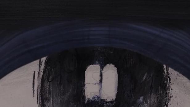 Das Cover für „A Place Without Fear“ zeigt eine stilisierte, dunkle Zeichnung eines Auges.