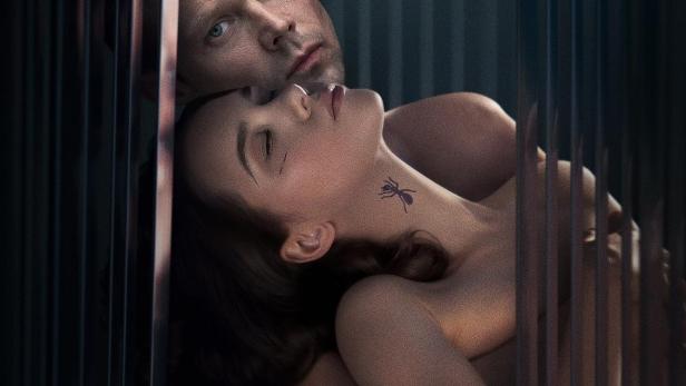 Ein Mann umarmt eine Frau mit einem Spinnentätowierung am Hals; Filmtitel „ПОЧЕМУ ТЫ?“.