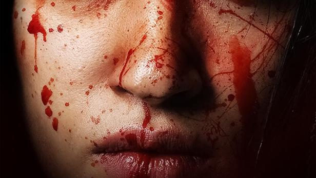 Das Filmplakat für „Sayara“ zeigt das blutverschmierte Gesicht einer Frau.