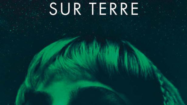 Das Filmplakat für „Pendant ce temps sur terre“ zeigt das Gesicht einer Frau vor einem Sternenhimmel.