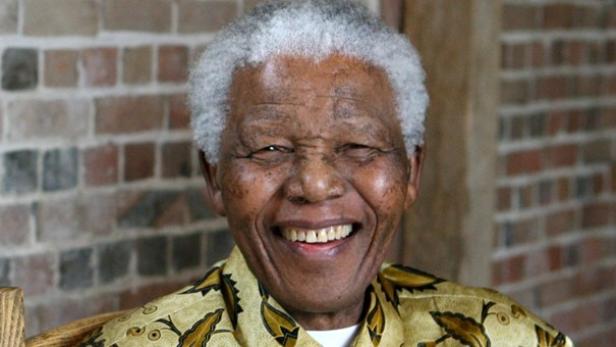Nelson Mandela lacht als alter Mann in die Kamera.