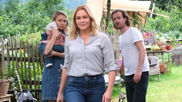 Lena Lorenz steht mit ihrer Familie im Garten.