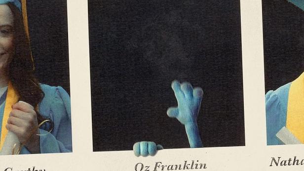 Das Filmplakat für „Meat Puppet“ zeigt ein Highschool-Jahrbuch mit einem blauen Monster, das aus einem Bild lugt.