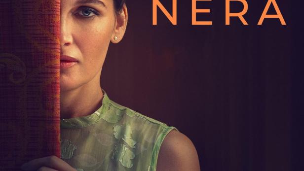 Das Filmplakat für „Una Storia Nera“ zeigt eine Frau, die hinter einem Vorhang hervorblickt.