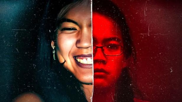 Ein zweigeteiltes Bild: Links sieht man die linke Gesichtshälfte einer lächelnden, jungen Asiatin. Auf der rechten Seite sieht man sie in ein rotes Licht gehüllt, mit einem erschütternden Gesichtsausdruck.