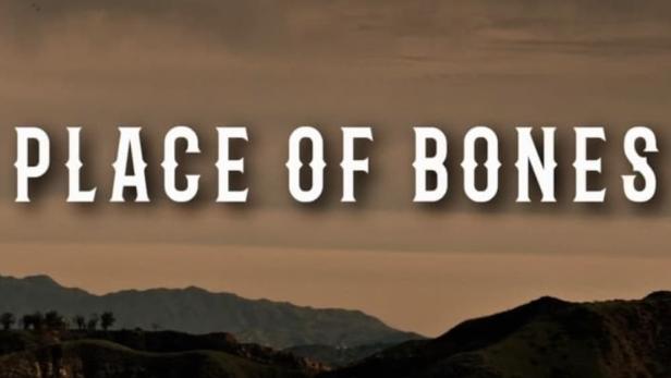 Hügelige Landschaft unter einem bewölkten Himmel mit dem Schriftzug „Place of Bones“.