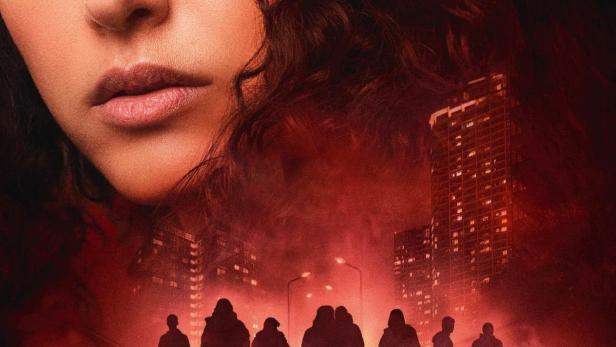 Das Filmplakat für „Roqya“ zeigt eine Frau vor einer unheilvollen Stadtkulisse.