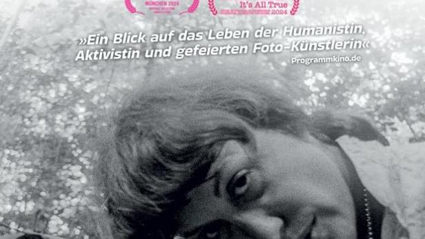 Das Filmplakat für „Die Vision der Claudia Andujar“ zeigt die Künstlerin mit einem indigenen Kind.