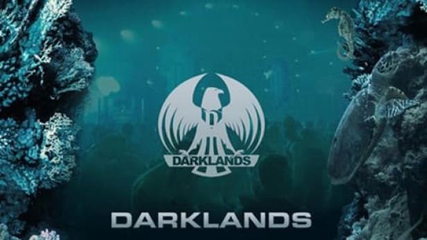 Ein Unterwasser-Werbebild für „Darklands“ mit Meeresbewohnern wie Quallen, Haien und einer Schildkröte.