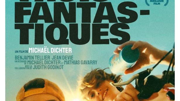 Das Filmplakat für „Les Trois Fantastiques“ zeigt drei Jungen, einer fährt Fahrrad.