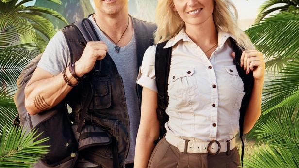 Ein Mann und eine Frau stehen vor einer tropischen Landschaft für „From Paradise With Love“.