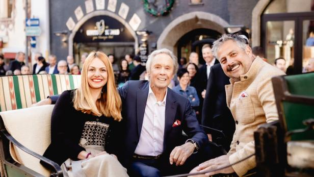 Benita und Matthias Hinterberger (re.) mit Stargast, Entertainer Peter Kraus
