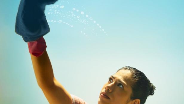 Das Filmplakat für „The Quiet Maid“ zeigt eine Frau, die ein Fenster putzt.