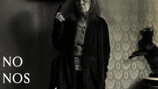 Das Filmplakat zu „No Nos Moverán“ zeigt eine ältere Frau mit einer Pistole in der Hand.