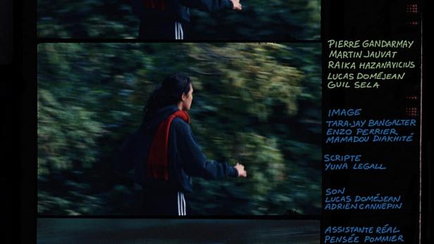 Eine Frau mit Schal rennt im Filmplakat zu „Montsouris (Park)“ durch einen Park.