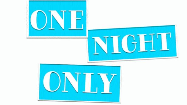 Die Wörter „One Night Only“ stehen auf drei blauen Schildern.
