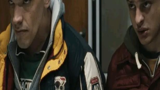 Zwei junge Männer, möglicherweise Schauspieler, im Film „Simon Of The Mountain“.