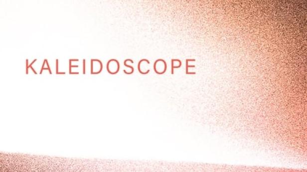 Das Filmplakat für „Kaleidoscope“ zeigt einen Farbverlauf von Braun zu Blau.
