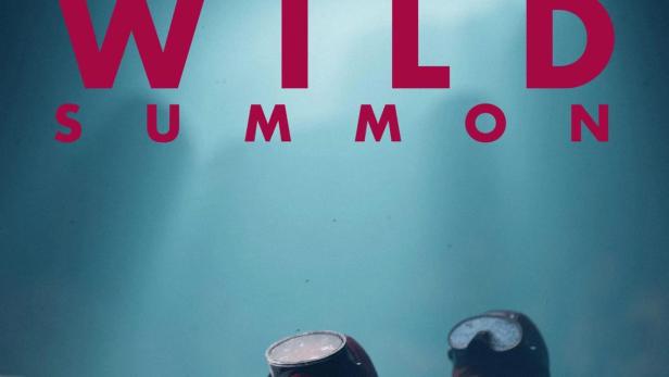 Das Cover von „Wild Summon“ zeigt Personen in Taucherbrillen und roten Anzügen.