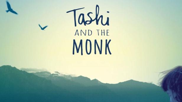 Das Filmplakat für „Tashi and the Monk“ zeigt einen Mann, dem ein Kind die Mütze zurechtrückt.