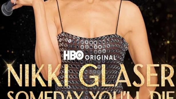Das Werbeplakat für „Nikki Glaser: Someday You'll Die“ zeigt die Komikerin mit Mikrofon.