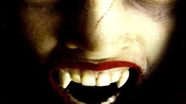 Das Filmplakat für „Dark Town“ zeigt das Gesicht eines Vampirs mit gelben Augen und spitzen Zähnen.