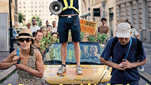 Das Filmplakat für „Sparschwein“ zeigt eine Menschenmenge und einen Mann mit Megafon auf einem Auto.