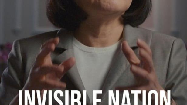 Das Filmplakat für „Invisible Nation“ zeigt Tsai Ing-wen, die über Taiwan spricht.