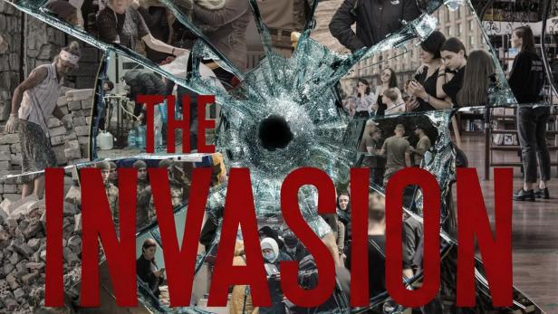 Das Filmplakat für „The Invasion“ zeigt durch zerbrochenes Glas Kriegsszenen in der Ukraine.