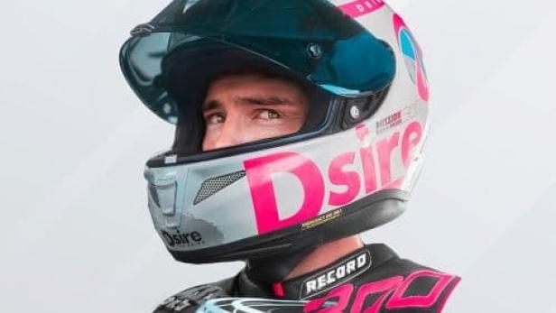 Ein Rennfahrer mit Helm vor dem Schriftzug „The Fear of Speed“.