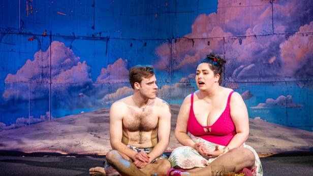 Anna Sagaischek und Benjamin Spindelberger versuchen das schlecht inszenierte Stück zu retten.