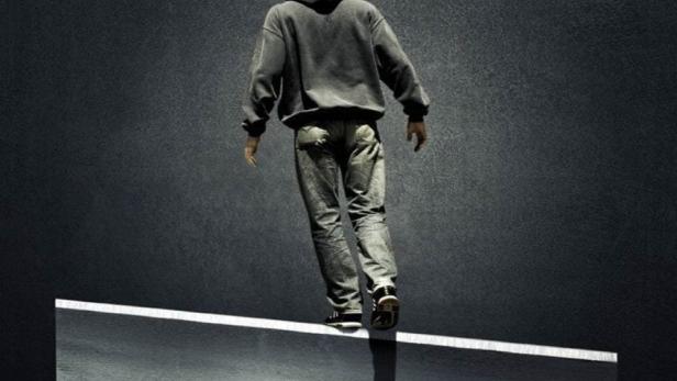 Ein Mann balanciert auf einer Rasierklinge; darüber der Schriftzug „Own Demon“.