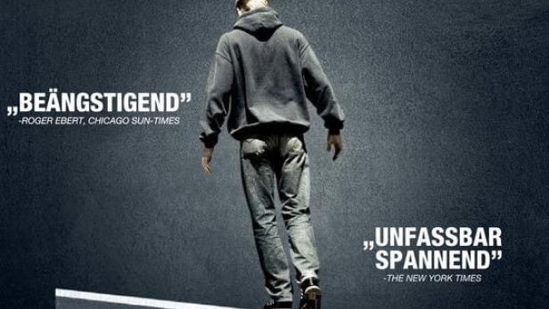 Das Filmplakat für „Self Medicated“ zeigt einen jungen Mann, der auf einer Rasierklinge balanciert.