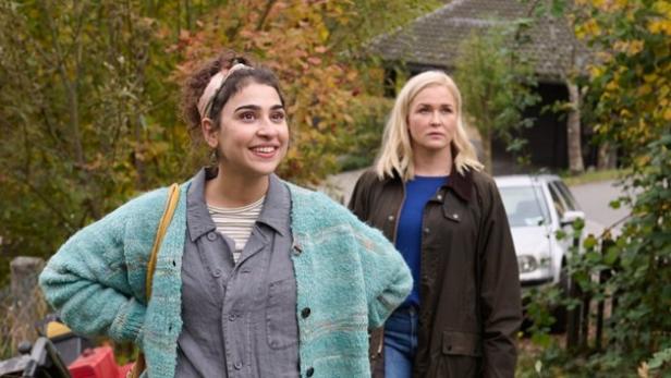 "Lena Lorenz: Benita und Muck": Lena Lorenz (Judith Hoersch, r.) ist entsetzt über den Zustand des Hauses, das Benita Schickler (Hannah Gharib) und ihr Freund Muck Stadler erworben haben. "Lena Lorenz: Benita und Muck": Lena Lorenz (Judith Hoersch, r.) ist entsetzt über den Zustand des Hauses, das Benita Schickler (Hannah Gharib) und ihr Freund Muck Stadler erworben haben.