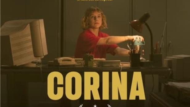 Das Filmplakat für „Corina“ zeigt eine Frau an einem Schreibtisch mit einem alten Computer.