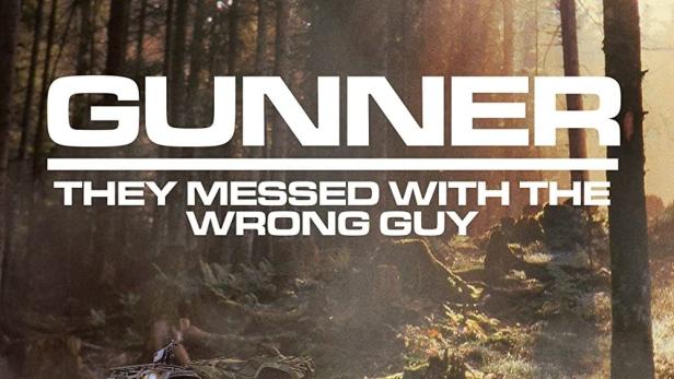 Ein Filmposter für „Gunner“ zeigt ATVs, Feuer und Gewehre in einem Wald.