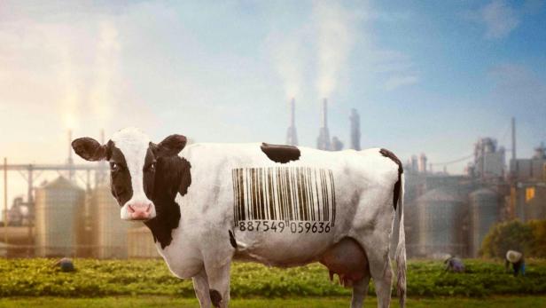 Das Filmplakat für „Food, Inc. 2“ zeigt eine Kuh mit einem Barcode auf einem Feld vor einer Fabrik.