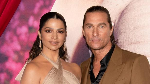 Camila Alves und Matthew McConaughey posieren zusammen.