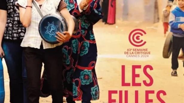 Das Filmplakat für „Les Filles du Nil“ zeigt junge Frauen in einem ägyptischen Dorf.