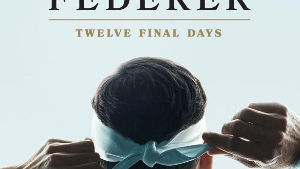 Das Filmplakat für „Federer: Twelve Final Days“ zeigt Roger Federer von hinten, wie er ein Stirnband bindet.