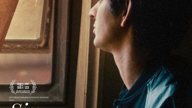 Ein junger Mann blickt aus dem Fenster, Filmplakat für „Six Feet Over“.