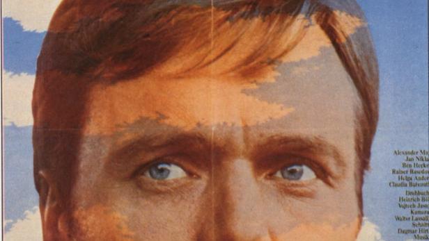 Das Filmplakat für „Ansichten eines Clowns“ nach dem Roman von Heinrich Böll zeigt Helmut Griem vor einer Stadtkulisse.