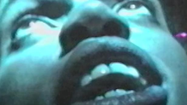 Ein Mann blickt mit geöffnetem Mund nach oben; das Datum „AUG. 28 199“ ist sichtbar.