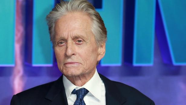 Porträt von Michael Douglas vor einem blauen Hintergrund.