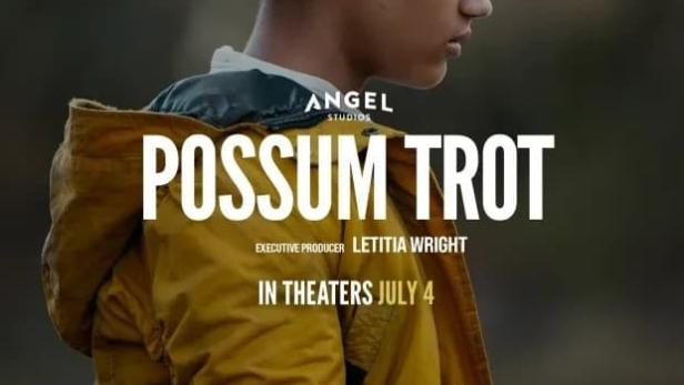 Das Filmplakat für „Possum Trot“ zeigt ein junges Mädchen in einer gelben Jacke.