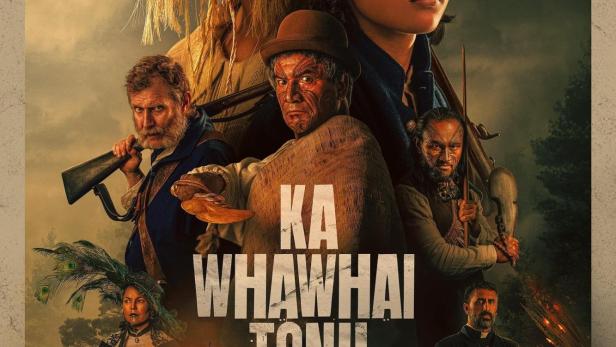 Das Filmplakat für „Ka Whawhai Tonu“ zeigt mehrere Maori-Krieger und britische Soldaten vor dem Hintergrund einer Schlacht.