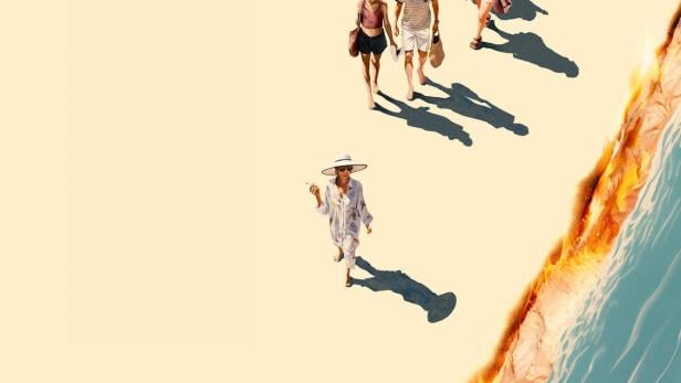 Das Filmplakat für „Casa en Flames“ zeigt eine Gruppe von Menschen, die an einem brennenden Strand entlanggehen.