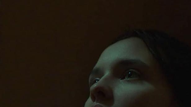 Das Filmplakat für „Bez Duše/The Alienated“ zeigt eine Frau, die nach oben blickt.